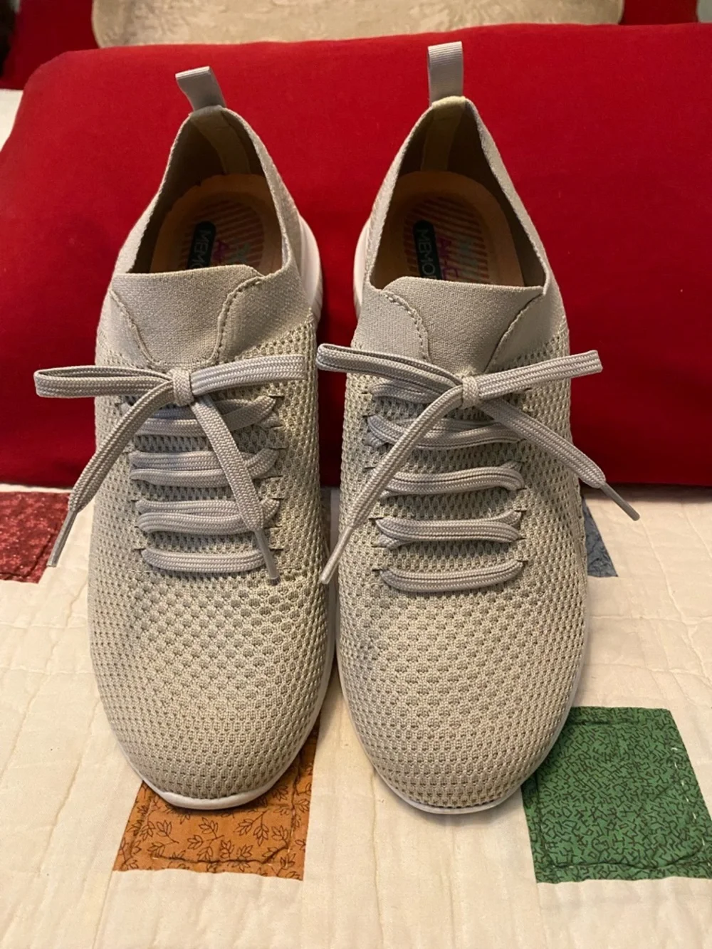 Women’s Skechers Light Gray Knit Sneakers In Excellent Condition Size 10 - Picture 1 of 6